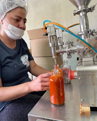 Envasado de salsa artesanal HERVI