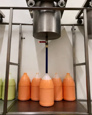 Llenado de garrafón de salsa HERVI